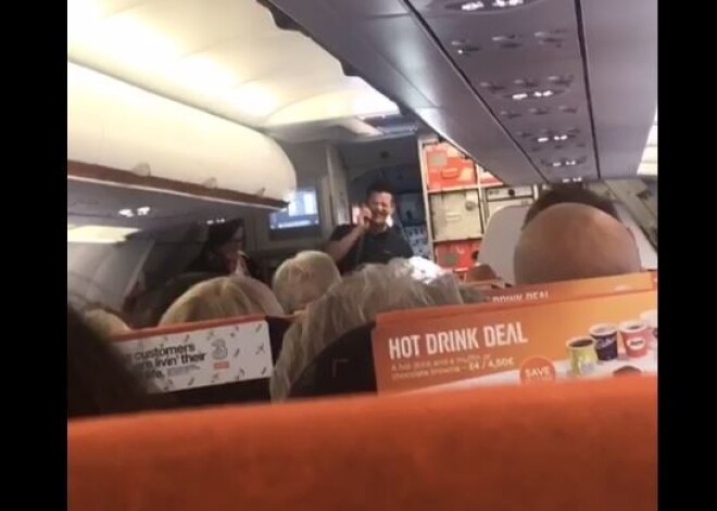 Pilota kavēšanās dēļ "easyJet" lidmašīnu galamērķī Spānijā nogādā viens no tās pasažieriem