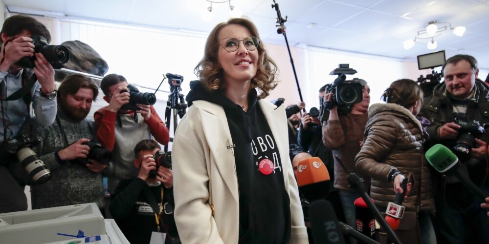 Ксения Анатольевна Собчак (род. 5 ноября 1981, Ленинград, СССР) — российский политик, актриса кино, телевидения, озвучивания и дубляжа, сценаристка, продюсер кино и телевидения, теле- и радиоведущая, журналистка, общественный деятель и писательница. Ксения — дочь первого мэра Санкт-Петербурга Анатолия Собчака (1991—1996) и сенатора Людмилы Нарусовой