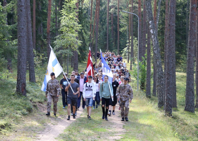 Vairāk nekā 1000 skolēni piedalās patriotiskā pārgājienā Zilajos kalnos