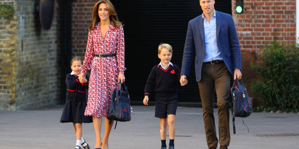 Mīlīgi FOTO: princese Šarlote sāk skolas gaitas kopā ar brāli