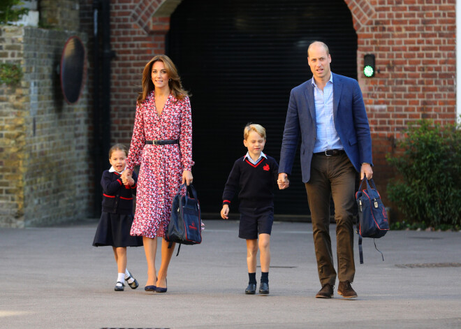 Mīlīgi FOTO: princese Šarlote sāk skolas gaitas kopā ar brāli