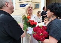 FOTO: sirsnīgā gaisotnē atklāj gleznotājas Gitas Šmites darbu izstādi "Es esmu"