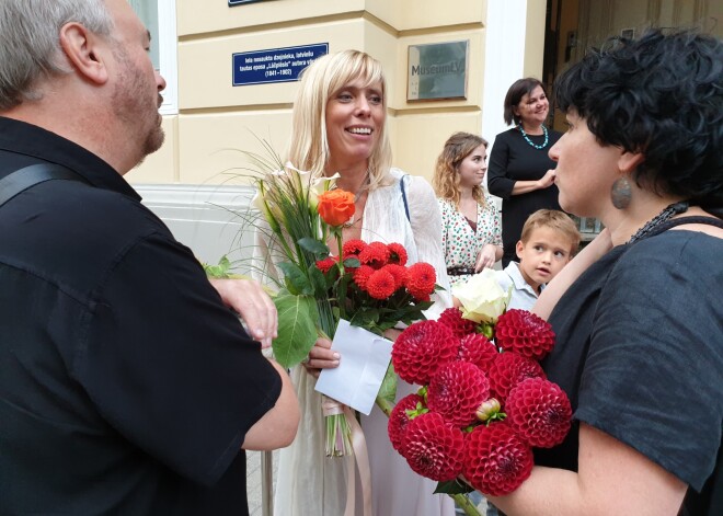 FOTO: sirsnīgā gaisotnē atklāj gleznotājas Gitas Šmites darbu izstādi "Es esmu"