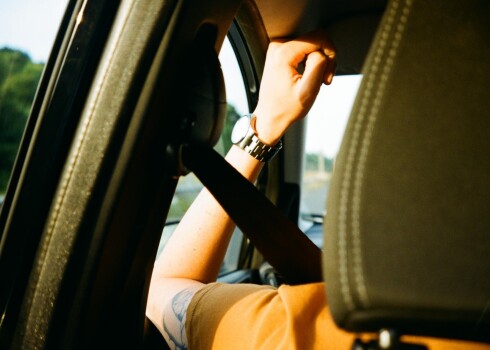 Latvijā tikai 28% šoferu pārliecinās, ka pasažieri aizmugurējā sēdeklī ir piesprādzējušies