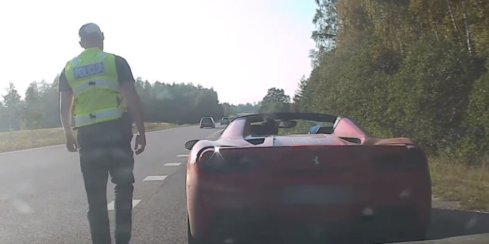 VIDEO: Talsu pusē aizturēts "Ferrari" vadītājs, kurš traucas ar 213 km/h