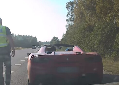 VIDEO: Talsu pusē aizturēts "Ferrari" vadītājs, kurš traucas ar 213 km/h