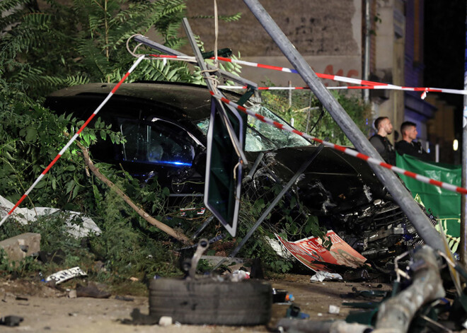 Berlīnē "Porsche" uzbrauc uz ietves un ietriecas cilvēkos; 5 bojāgājušie