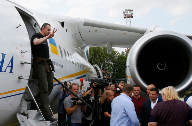 Oļegs Sencovs, kurš uz 20 gadiem bija notiesāts par terorismu, izkāpj no lidmašīnas Ukrainā.