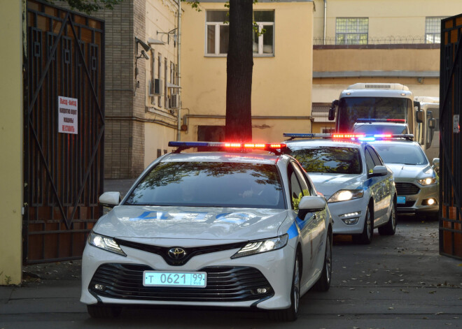 A police convoy escort two buses with tinted windows leaving the high-security prison of Lefortovo on September 7, 2019 in Moscow as a long-awaited exchange of prisoners between Moscow and Kiev has begun today, a day after Russian President said for the first time the "large-scale" prisoner exchange with Ukraine was being finalised. (Photo by Vasily MAXIMOV / AFP)