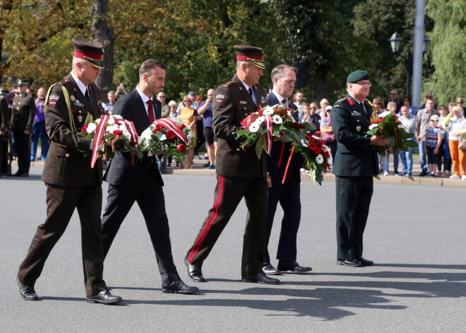 Nacionālo bruņoto spēku Militārās policijas virsnieks, majors Intars Foršū (no kreisās), Aizsardzības ministrijas parlamentārais sekretārs Mārtiņš Staķis, Nacionālo bruņoto spēku komandieris ģenerālleitnants Leonīds Kalniņš, Kanādas vēstnieks Latvijā Kevins Rekss un Kanādas aizsardzības atašejs, pulvedis Maikls Minors noliek ziedus svinīgajā pasākumā Brīvības pieminekļa laukumā par godu Nacionālo bruņoto spēku Štāba bataljona simtgadei.