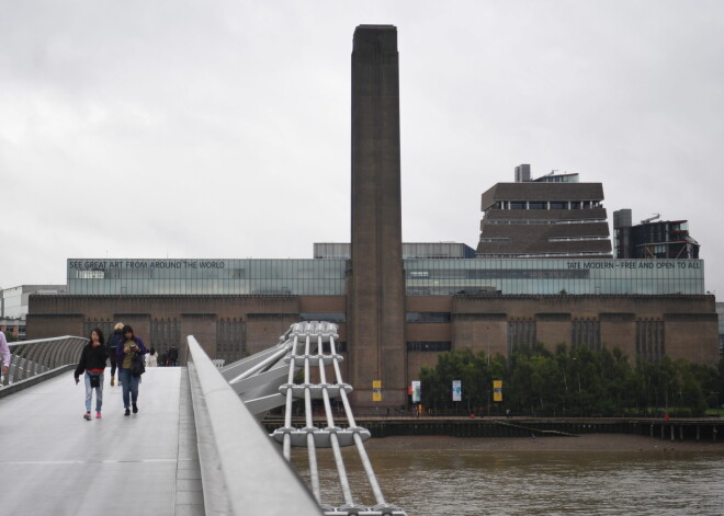 No Londonas mākslas muzeja 10.stāva nogrūstais zēns joprojām nerunā un nekustas, taču sācis smaidīt