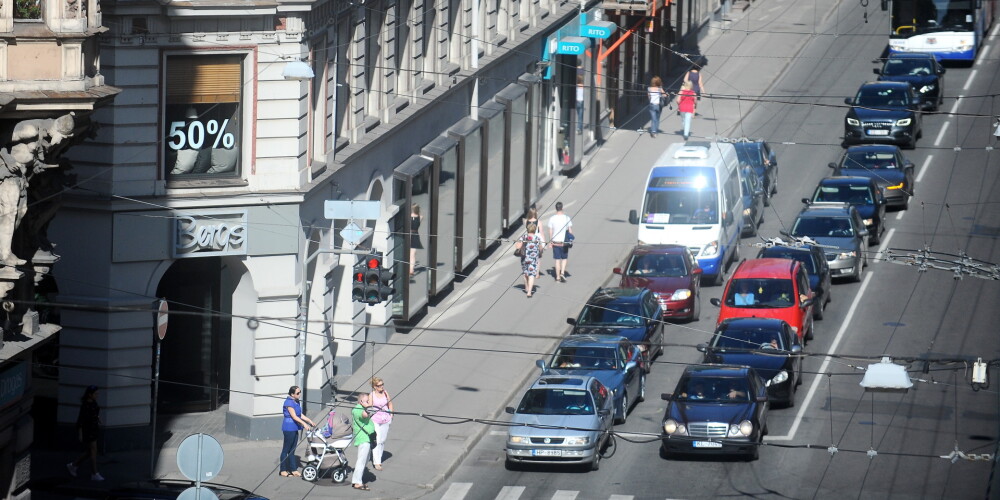 Gandrīz puse Latvijas iedzīvotāju ikdienā pārvietojas ar privāto automašīnu