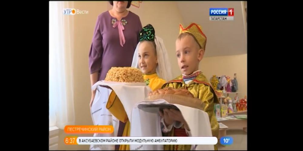 Krievijā jauna bērnudārza atklāšanu nosvin ar "viltus" bērniem, kamēr vietējie stāv aiz durvīm