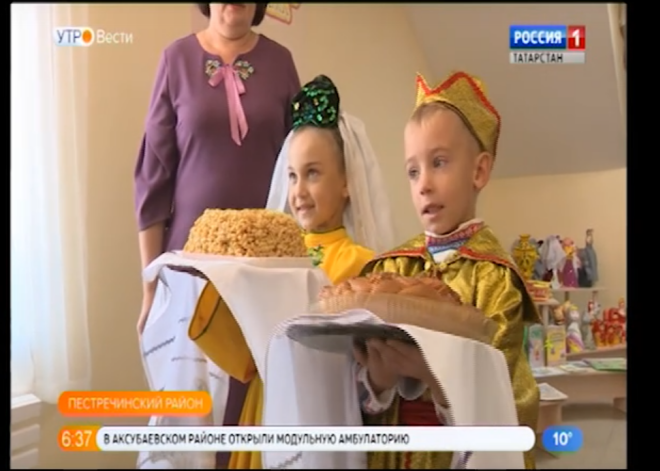 Krievijā jauna bērnudārza atklāšanu nosvin ar "viltus" bērniem, kamēr vietējie stāv aiz durvīm
