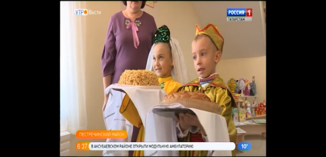 Uz tikko uzbūvētā bērnudārza "Zelta zivtiņa" atklāšanu tika sapulcēti bērni-aktieri.