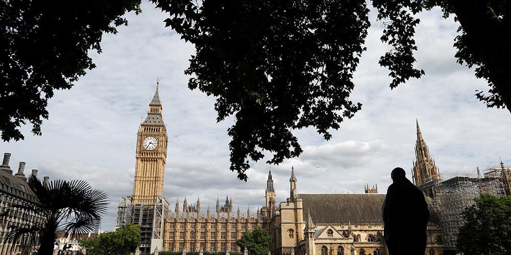 Lielbritānijas parlamenta darbs uz mēnesi tiks apturēts pirmdienas vakarā