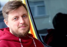 Roberts Fūrmanis publiski savu skatījumu uz medicīnas nozarē aktuālajām problēmām sāka izklāstīt tieši pēc 31. jūlija evakuācijas Stradiņa slimnīcā, pēc kuras, kā pats apgalvo, viņu nepamatoti esot aizskārusi veselības ministre Ilze Viņķele.