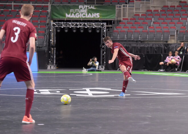 Latvijas U-19 telpu futbolisti piekāpjas krieviem un atvadās no izredzēm uz izslēgšanas turnīru