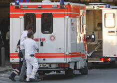 Ugunsgrēkā Diseldorfas slimnīcā gājis bojā viens cilvēks un desmitiem ievainoti