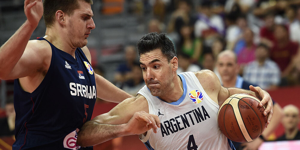 Argentīnas basketbolisti negaidīti uzvar Serbiju un kļūst par pirmajiem Pasaules kausa pusfinālistiem