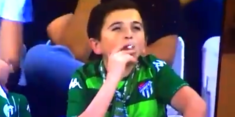 VIDEO: futbola fanus Turcijā šokē tribīnēs sēdošs "puisītis" ar cigareti zobos