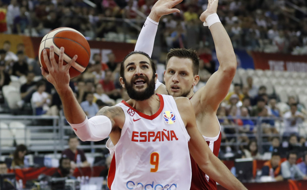 Spānijas basketbolisti ne bez pūlēm uzvar pārsteidzošos poļus un iekļūst Pasaules kausa pusfinālā