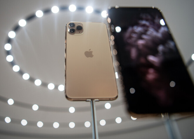 FOTO: "Apple" prezentē jaunākos viedtālruņu modeļus - tiem ir pat trīs kameras