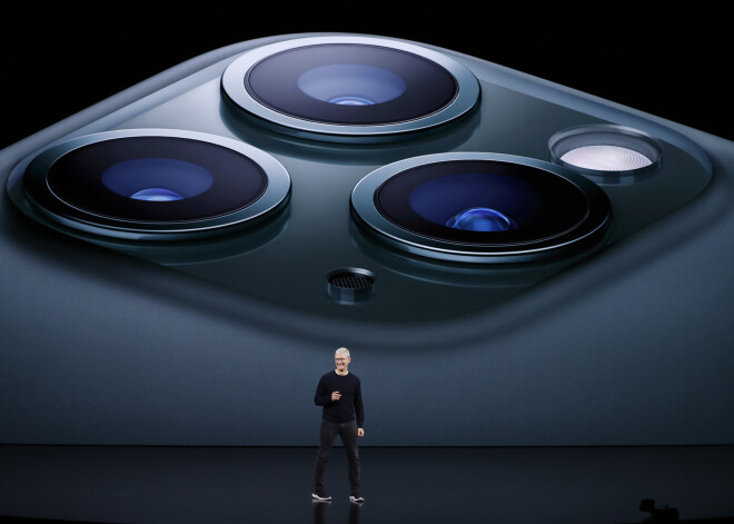 "iPhone 11 Pro" un "iPhone 11 Pro Max", kuru pasūtīšana būs iespējama jau no piektdienas un to cena būs attiecīgi 999 un 1099 ASV dolāri, bet iegādāties tos būs iespējams no 20. septembra. Abi viedtālruņi ir izgatavoti no ķirurģiskā tērauda.