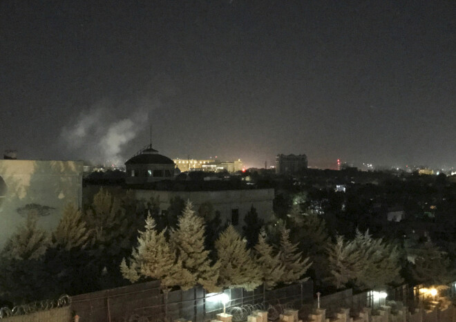 Dūmi virs Aizsardzības ministrijas ēkas Kabulā