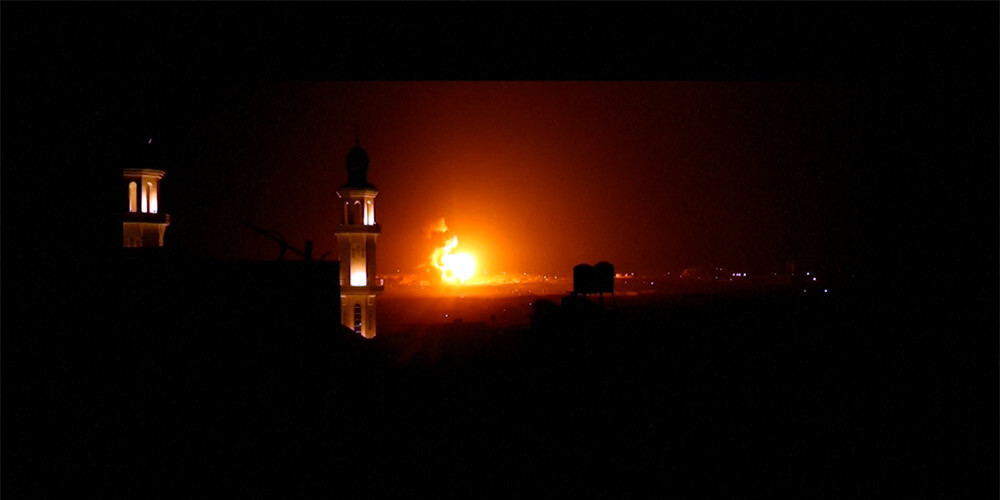 Izraēla dod triecienus Gazas joslā pēc raķešu uzbrukuma, kas pārtraucis Netanjahu runu