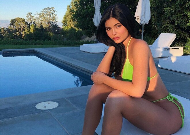 Сестра Ким Кардашьян "сломала интернет" фотографией своих обнаженных ягодиц