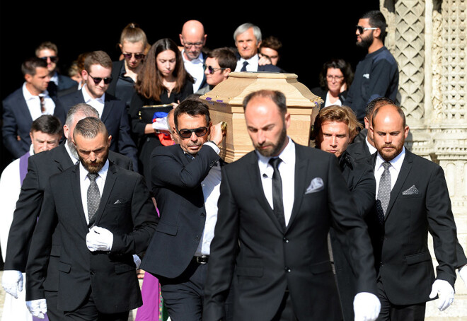 Ibēra bēru ceremonija norisinājās vairāk nekā trīs stundas un tajā piedalījās vairāki simti pilota draugu, ģimenes locekļu un līdzjutēju.