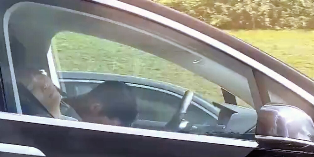 VIDEO: pie "Tesla" stūres aizmidzis šoferis triecas ar 100 kilometru stundā lielu ātrumu