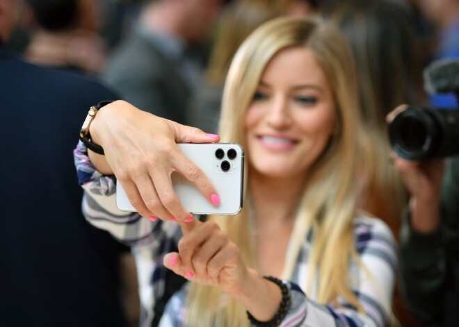 Sociālo tīklu lietotāji pamatīgi iesmej par "Apple" jaunāko viedtālruņu izskatu