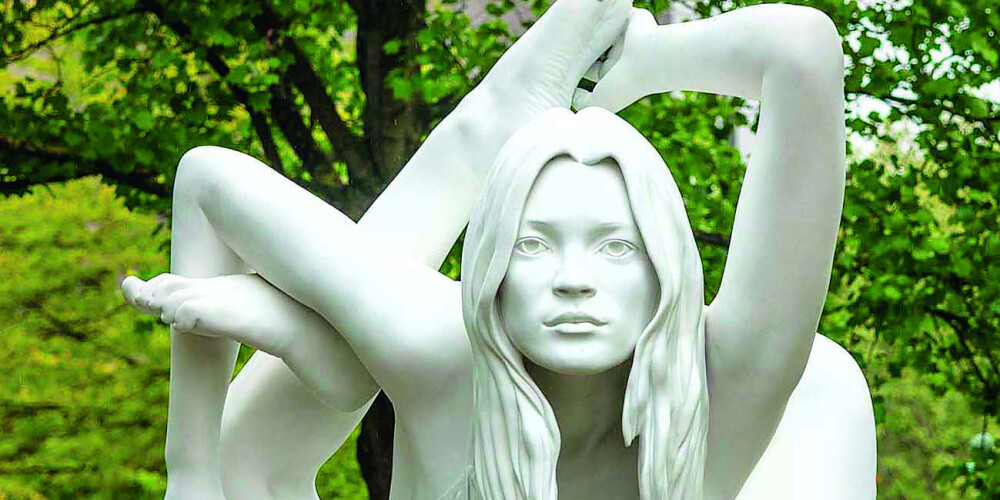 Skulptūru maršrutā Amsterdamā skatāms Keitas Mosas tēls jogas pozā un citi ikoniski darbi