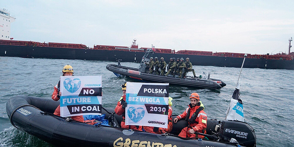 "Greenpeace" aktīvisti nobloķē ogļu izkraušanu Gdaņskas ostā