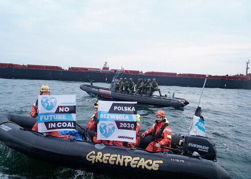 "Greenpeace" aktīvisti pie ogļu kuģa Gdaņskas ostā.