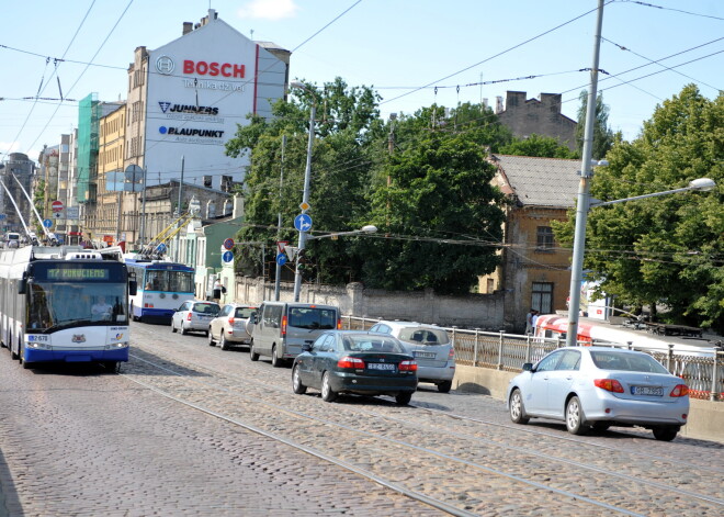 Rīgā iet bojā tūkstošiem koku - Brīvības ielā tieši šobrīd no dzīves atvadās simt liepu