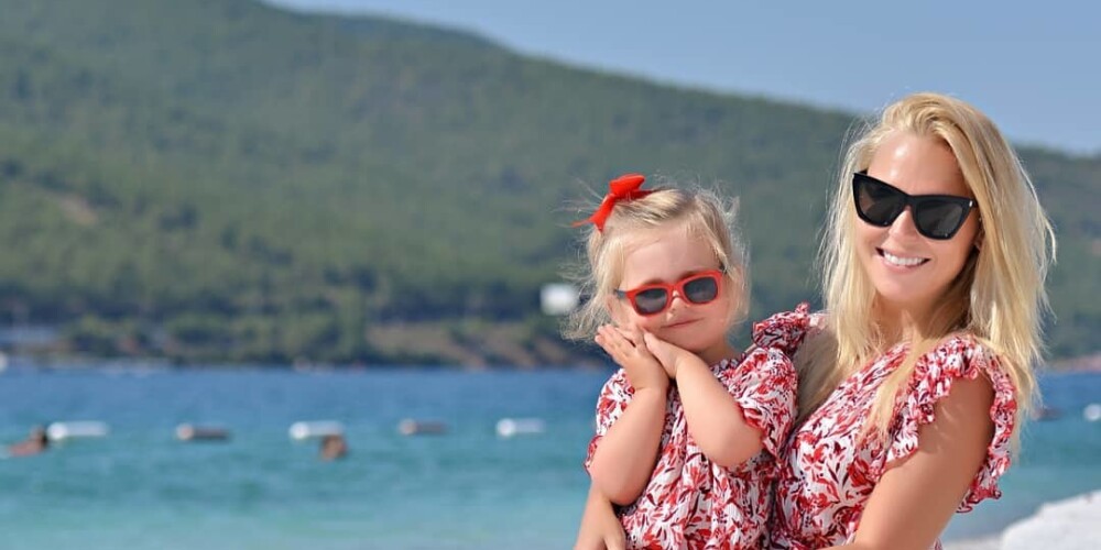 Пелагея на отдыхе устроила пляжную фотосессию с дочерью