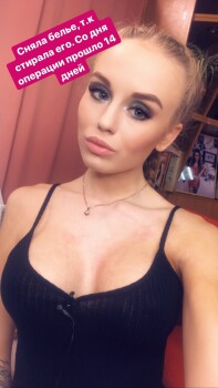 Әйелдер үстел астында мастурбация жасайды