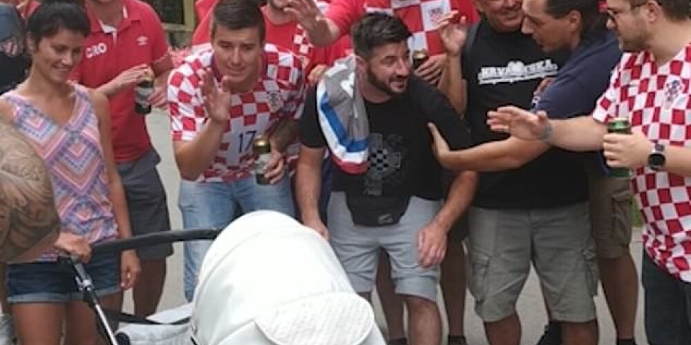 Kad futbols vieno nācijas: horvātu fani izjusti dzied šūpuļdziesmu slovāku mazulim