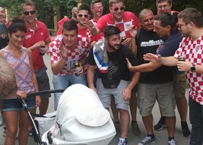 Kad futbols vieno nācijas: horvātu fani izjusti dzied šūpuļdziesmu slovāku mazulim