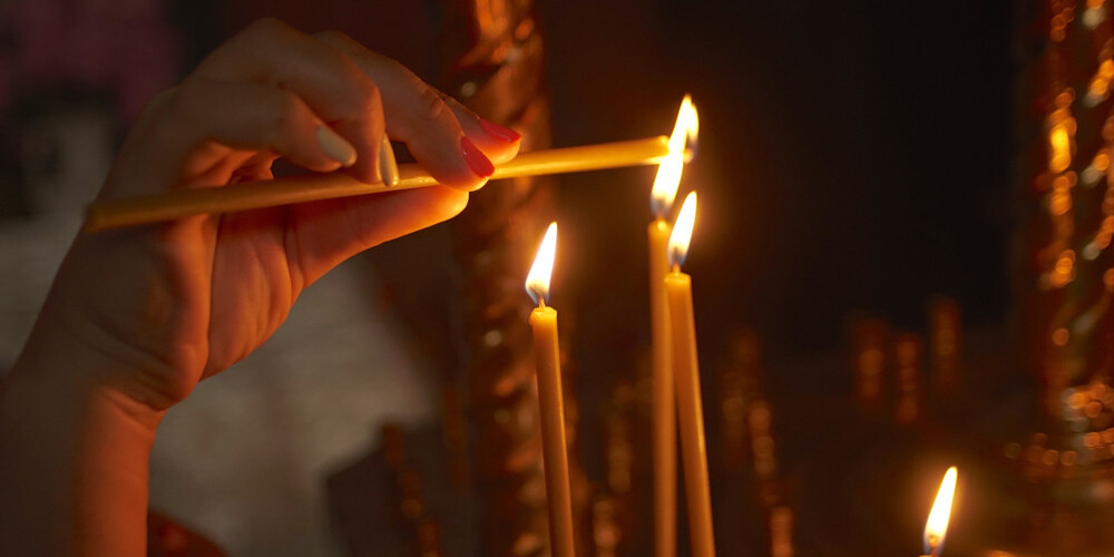Свеча погасла - быть беде: суеверия, в которые верят многие прихожане в церкви
