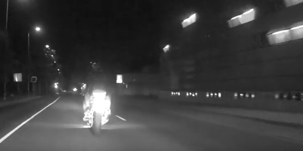 VIDEO: motociklists Liepājā reibumā un bez tiesībām bēg no policijas, sasniedzot ātrumu 216 km/h