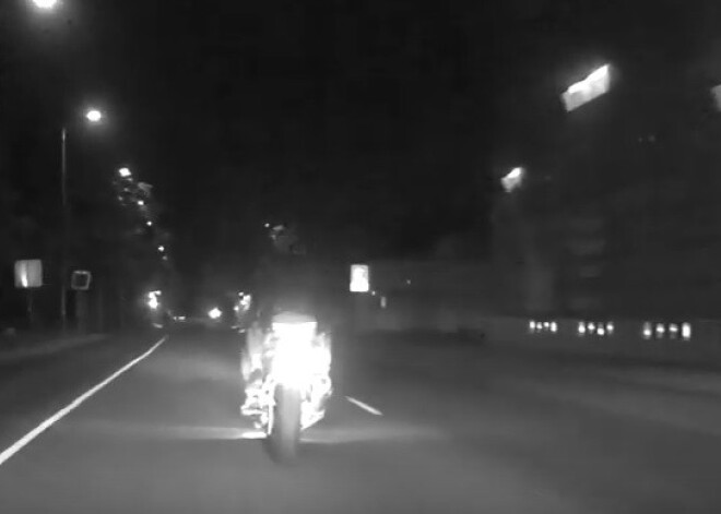 VIDEO: motociklists Liepājā reibumā un bez tiesībām bēg no policijas, sasniedzot ātrumu 216 km/h