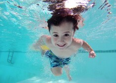 В Риге возобновляются бесплатные занятия по обучению плаванию детей