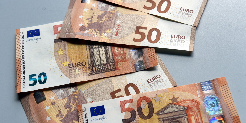 ECB samazina noguldījumu iespējas uz nakti likmi; 1.novembrī atsāks aktīvu uzpirkšanu