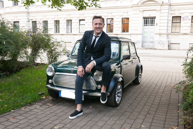 Normunds Rutulis ar savu "Mini". Dziedātāja sapnis ir nodarboties ar šo auto tūninga dizainu.