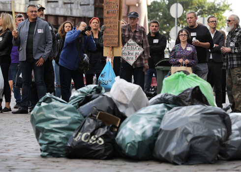 "Rīga nelabi ož" - pie domes pulcējas protestētāji, kas iestājas pret atkritumu monopolu