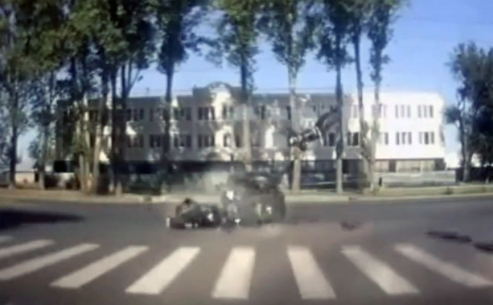 Video: Toljati pēc sadursmes ar automašīnu brīnumainā kārtā izdzīvo baikeris